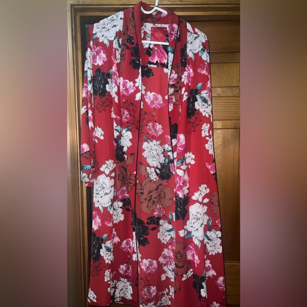 Jennifer Lopez red flowered kimono